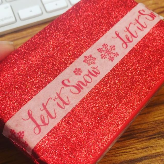 Don't panic! There's still time to make a quick gift card holder at Last-Minute Holiday Help! Stop by the Lobby today between 3:30-4:30! #lastminutegifts #youcandothis #elmhurstpubliclibrary
